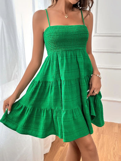 This vibrant green tiered sundress features a smocked bodice and delicate straps, perfect for a summer wardrobe refresh. Ideal for sunny day outings and outdoor events.